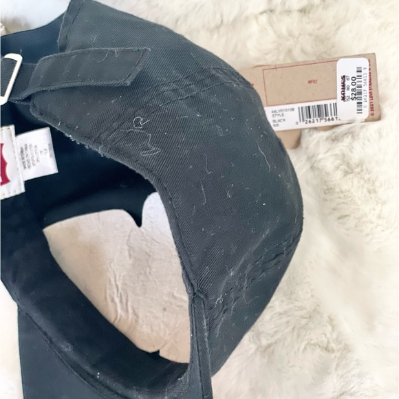 New with tags LEVI’S BLACK HAT with RED Logo. Adjustable Unisex - Picture 6 of 7